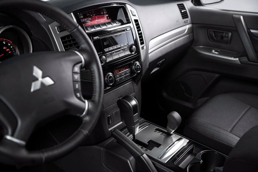 Интерьер Mitsubishi Pajero Van 2017 года  (фото 11 из 12)